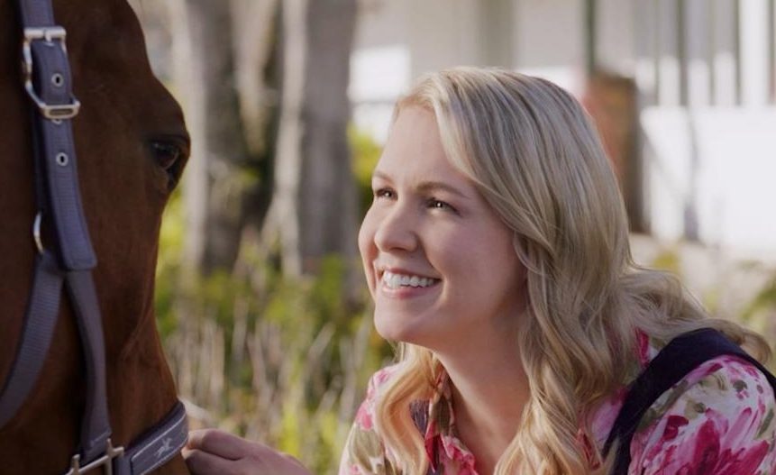 Hats Off to Love: Filming Locations and Cast Details